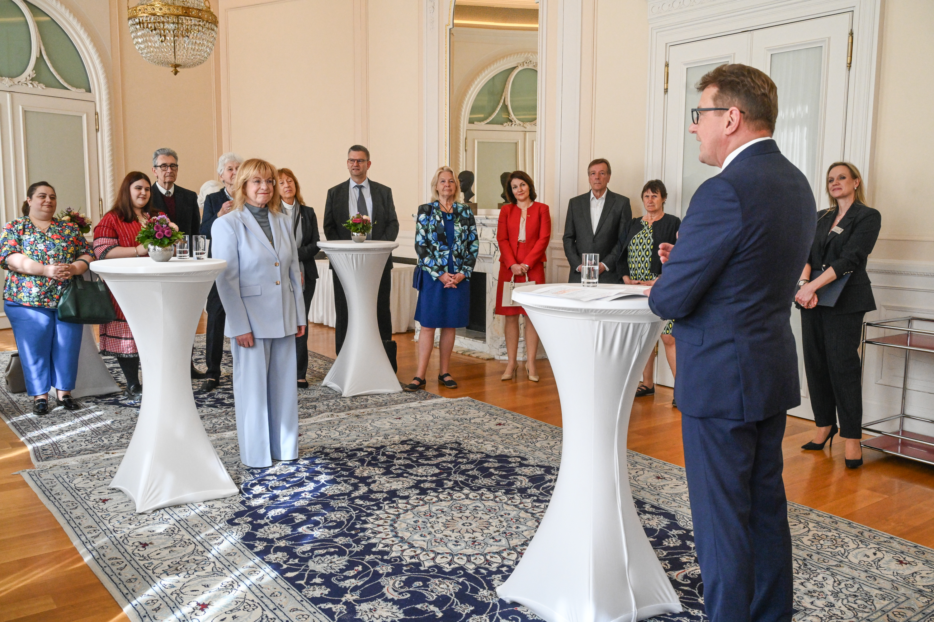 Dr. Sigrun Comati mit der Verdienstmedaille ausgezeichnet